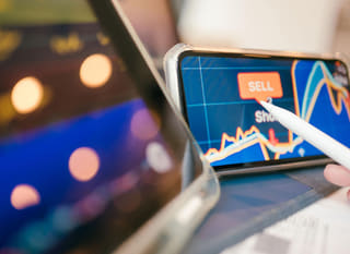 Trader analizujący wiele rynków forex oraz Bitcoin, Ethereum i opcje